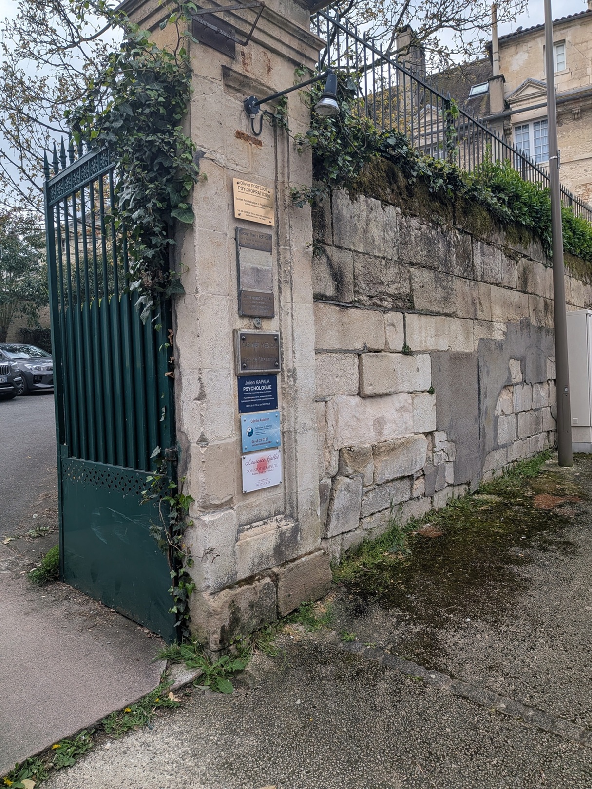 Plaques professionnelles extérieures avec vue sur le cabinet médical du docteur Jeanneau