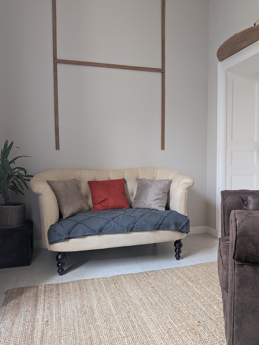 Vue du cabinet d'Olivier Portejoie à Niort avec fauteuil Chesterfield marron pour les séances de thérapie.